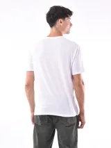 Remera blanca de corte slim fit y mangas cortas.