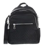 Mochila negra de tela con diseño acolchado en forma de V. Tiene un asa de mano en la parte superior, dos correas ajustables para los hombros y una correa bandolera desmontable. Cuenta con múltiples bolsillos con cierre y un bolsillo lateral abierto.