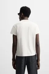 Camiseta azul oscuro de corte slim fit con mangas cortas y cuello redondo.