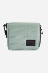 Billetera Mistral color verde agua acolchada, con cierre de cremallera y correa de mano.