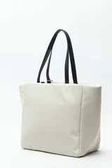 Bolso tote negro de nylon con diseño acolchado, asas largas para llevar al hombro, cierres metálicos laterales y detalle de cordón.