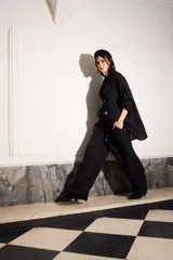 Pantalón holgado negro de lino con cintura elástica y cordones.