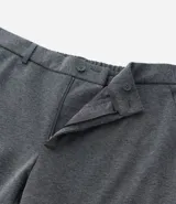 Pantalón de vestir gris con textura, corte slim, con trabillas en la cintura y cierre por botón y cremallera.