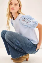 Remera celeste de algodón con mangas cortas abullonadas de broderie.