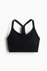 Top deportivo negro acanalado, con breteles finos y espalda nadadora.