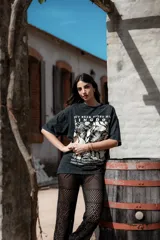 Remerón negro con estampado de flores y texto en blanco.