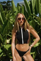 Top halter de lycra con cierre frontal, color negro con laterales marrones.