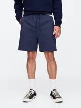 Short de hombre color azul marino, corte recto y largo a la rodilla.