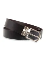 Cinturón de cuero reversible, color marrón oscuro de un lado y negro del otro, con hebilla metálica plateada con el logo de la marca grabado.