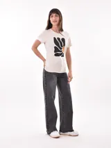 Remera negra de algodón con estampado frontal de la palabra "MERCI" en letras delineadas con colores del arcoíris.