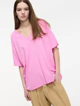 Remera rosa de algodón con escote en V y corte amplio.