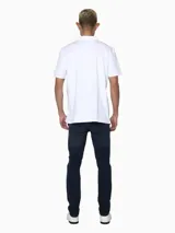 Chomba blanca de algodón con mangas cortas, tapeta de dos botones y logo tonal de Calvin Klein.