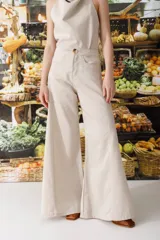 Pantalón de lino color beige con lurex, corte wide leg y tiro alto.
