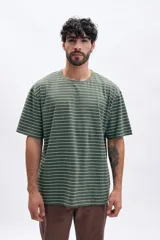 Remera verde con rayas horizontales blancas, de corte holgado y manga corta.