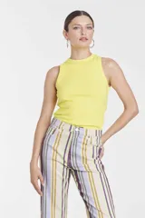 Remera negra sin mangas con cuello alto.