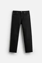 Pantalón de jean negro de corte recto, con cinco bolsillos, efecto lavado y cierre frontal con botones.