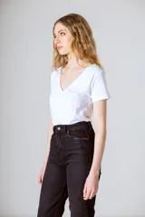 Camiseta blanca de algodón orgánico con escote en V y mangas cortas.