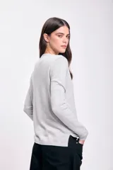 Cardigan gris claro de punto con escote en V y cierre frontal con botones.