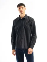 Camisa negra de algodón de corte clásico, manga larga y cuello abotonado.