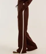 Pantalón de corte recto color marrón con raya lateral blanca y lazo en la cintura.