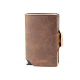Billetera de cuero marrón con doble compartimento de aluminio para tarjetas. Cuenta con sistema de deslizamiento para extraer las tarjetas fácilmente, protección RFID, espacio para libreta de conducir y sección interna para billetes.