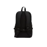 Mochila Vans negra con logo blanco en la parte superior, bolsillo frontal con cierre y cordones elásticos cruzados. Cuenta con dos bolsillos laterales y correas acolchadas ajustables.