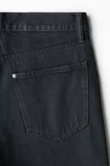 Pantalón de jean negro de tiro alto, corte recto y relaxed fit.
