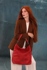 Cartera bandolera color marrón, confeccionada en símil cuero con textura. Tiene dos divisiones internas, asa corta fija y correa larga regulable.