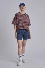 Bermuda de jean azul oscuro, tiro alto y corte a la rodilla.