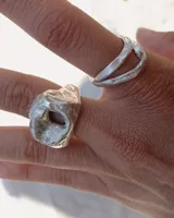 Anillo de plata 925 con diseño abierto y adaptable.