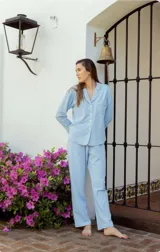 Conjunto de pijama de algodón gris con estampado geométrico blanco, compuesto por una camisa de manga larga con botones y un pantalón largo con elástico en la cintura.