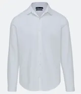 Camisa blanca de algodón con textura maquinetada, corte slim, cuello camisero y mangas largas.