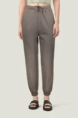 Pantalón de jogging gris con cintura elástica ajustable con cordón y puños elásticos en los tobillos.