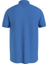 Chomba azul de Tommy Hilfiger, modelo 1985, de corte regular, con cuello tipo chomba, cartera de dos botones, logo bordado en el pecho y confeccionada en mezcla de algodón y poliéster.