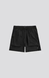 Bermuda negra con cintura elástica y bolsillos cargo con botón.