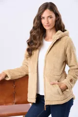 Campera de sherpa suave color beige, con capucha, cierre frontal con detalles en cuero y bolsillos laterales.