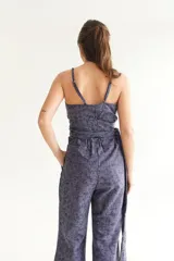 Pantalón oxford negro con brillos.