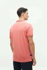 Chomba manga corta color salmón de corte regular, con cuello clásico y logo estampado en el pecho. Confeccionada en algodón y spandex.