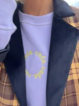 Buzo lila de corte holgado y mangas largas. Ideal para usar como abrigo ligero en verano.