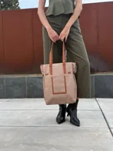 Bolso tote grande color beige claro con detalles y asas en cuero sintético marrón.