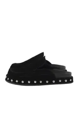 Zuecos negros de cuero gamuzado, con detalle de tachas plateadas en la base y plantilla con logo estampado.