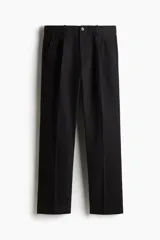 Pantalón de vestir negro con pliegues, corte recto y bolsillos laterales.