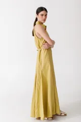 Vestido midi negro con cuello camisero, sin mangas y cierre frontal con cremallera.