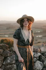 Vestido midi de gasa crepe con estampado floral en tonos verdes y violetas, cuello camisero con detalle de tejido calado y mangas cortas abullonadas.