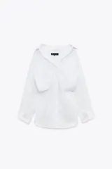Camisa negra de cuello solapa y manga larga amplia. Tiene un bolsillo de parche en el delantero, detalle de pliegues y cierre frontal con botones.