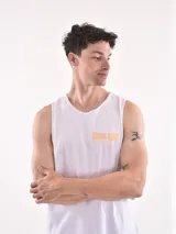 Musculosa blanca con estampado pequeño en el pecho.