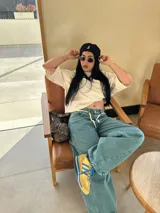 Pantalón de jean celeste de corte ancho.