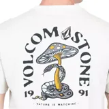 Remera beige de manga corta con cuello redondo y estampado pequeño de hongo en el pecho.