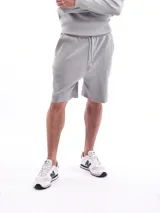 Bermuda gris oscuro con cintura elástica ajustable con cordón.