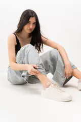 Championes negros de cuero con detalle de estrella plateada y talón plateado.